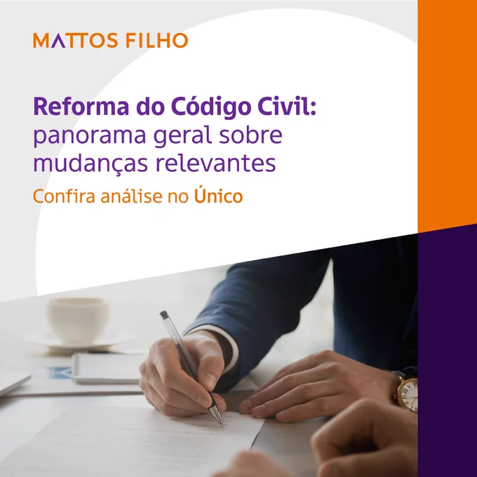 Descrição da imagem: no canto superior esquerdo, o logo do Mattos Filho em laranja. Em um fundo branco, o texto “Reforma do Código Civil: panorama geral sobre mudanças relevantes” e “Confira análise no Único”. Na parte inferior, a foto das mãos de um homem assinando um documento com uma caneta. Ele usa relógio e está com um paletó azul escuro. No canto direito, uma faixa laranja e roxa, seguindo as cores do escritório.
