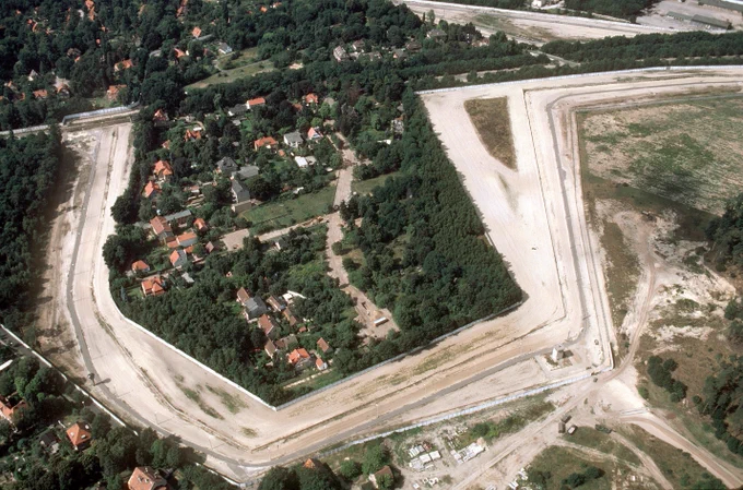 Luftbild von Steinstücken; man sieht sehr deutlich die Mauer, den Todesstreifen und die Grenztürme