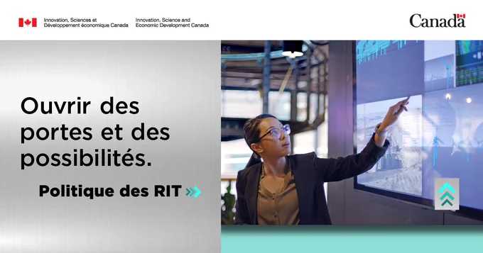 Une femme d’affaires pointe du bras un grand écran où sont affichées des technologies vertes. Texte : Ouvre des portes et crée des possibilités. Politique des RIT.
