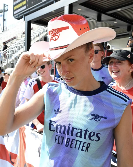 Leah Williamson poses with an Arsenal cowboy hat