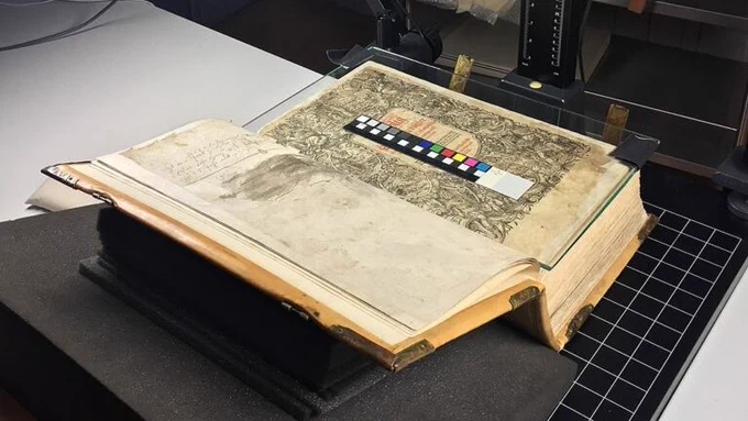 Source Wikimedia : Numérisation de la Bible de Froschauer (Bible de Zurich) au musée Gutemberg lors du Glam on Tour Fribourg 2017