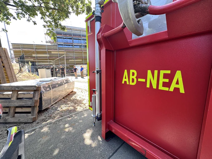 Der Abrollbehälter Netzersatzanlage steht vor dem Neubau der Albin-Göhring-Halle in Bad Homburg-Ober-Eschbach.