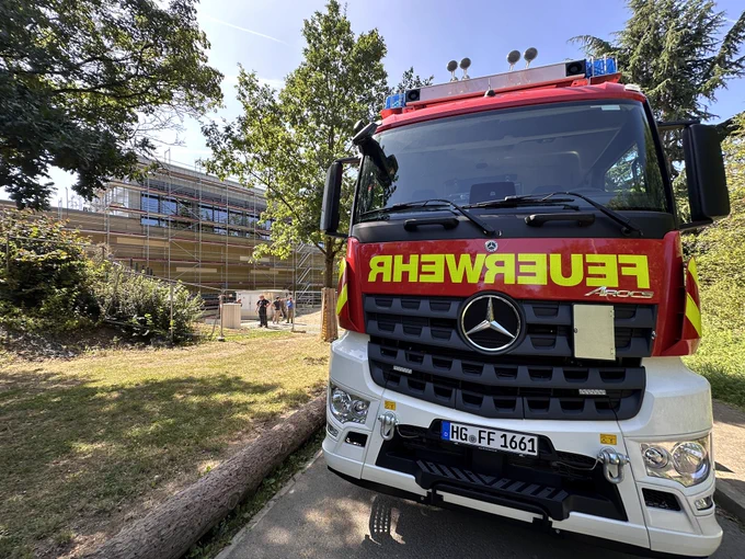 Ein Wechselladerfahrzeug mit dem Abrollbehälter Netzersatzanlage steht vor dem Neubau der Albin-Göhring-Halle in Bad Homburg-Ober-Eschbach.