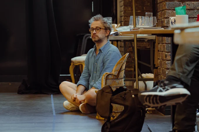 Leander Deeny in rehearsals for Abigail's Party