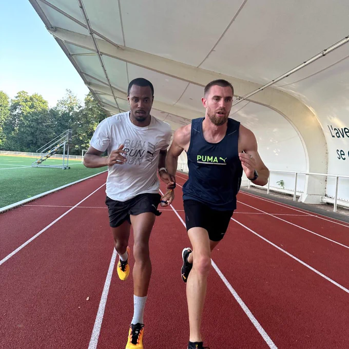 Timothée Adolphe et Jeffrey Lami en train de courir sur une piste de course.