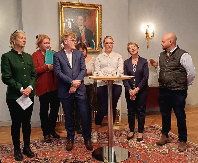 Ministers in a press conference