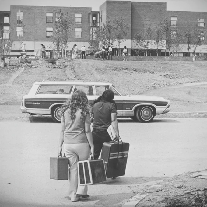 Students moving into Governors in 1973.