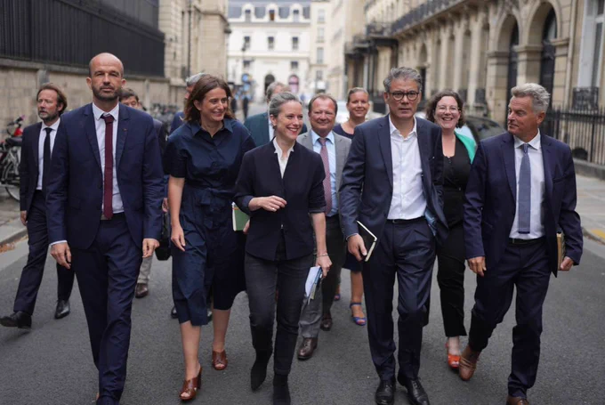 De gauche à droite marchent au premier rang : Manuel Bompard, Marine Tondelier, Lucie Castets, Olivier Faure et Fabien Roussel. Derrière eux plusieurs personnes marchent également dans la rue.
Crédit : Mathieu Delmestre