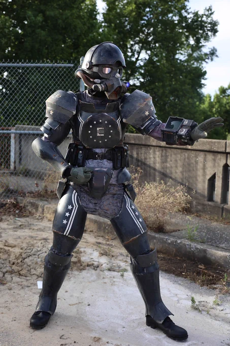 Cosplay showcasing Fallout 76 Black and sleek secret service armor