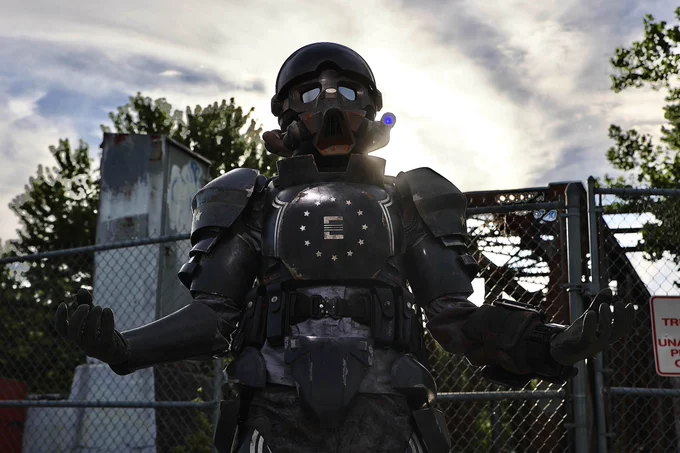 Cosplay showcasing Fallout 76 Black and sleek secret service armor