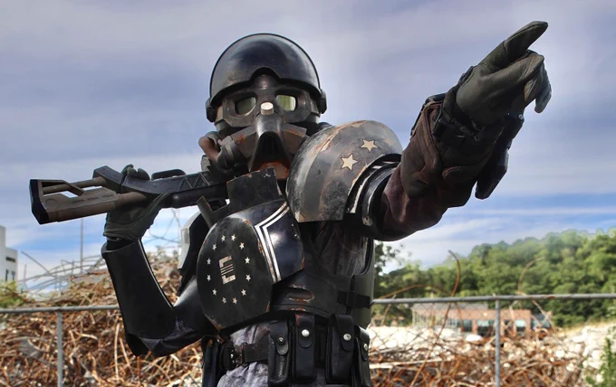Cosplay showcasing Fallout 76 Black and sleek secret service armor