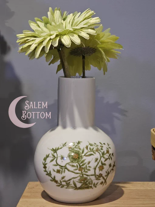 A sweet vintage vase, for sale by Sabrina Penguin 