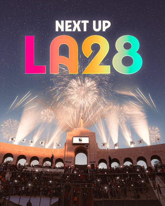 Visuel où l'on voit le stade de Los Angeles 2028, avec un feu d'artifice et l'inscription "Next up, LA28".