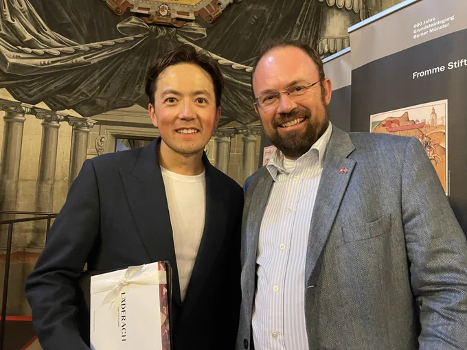 Julian Gregory, Tenor with The King’s Singers, standing next to James Squire, British Ambassador to Switzerland in Bern Münster.