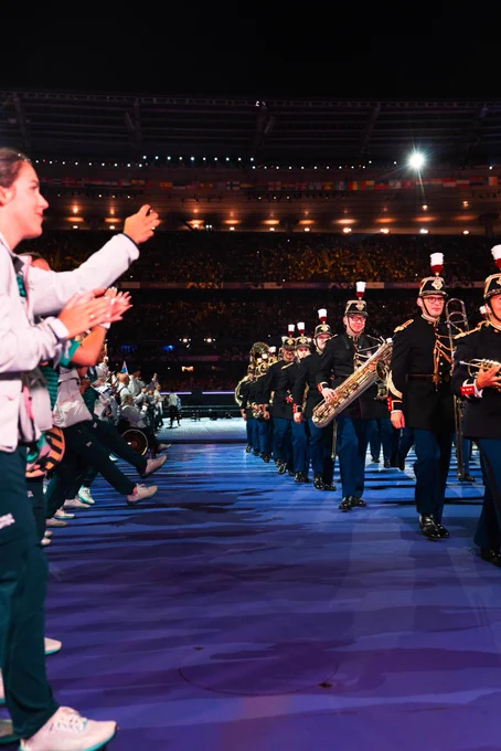 Les musiciens de la Garde Républicaine arrivant sur la scène de la cérémonie de clôture des Jeux Paralympiques 2024.