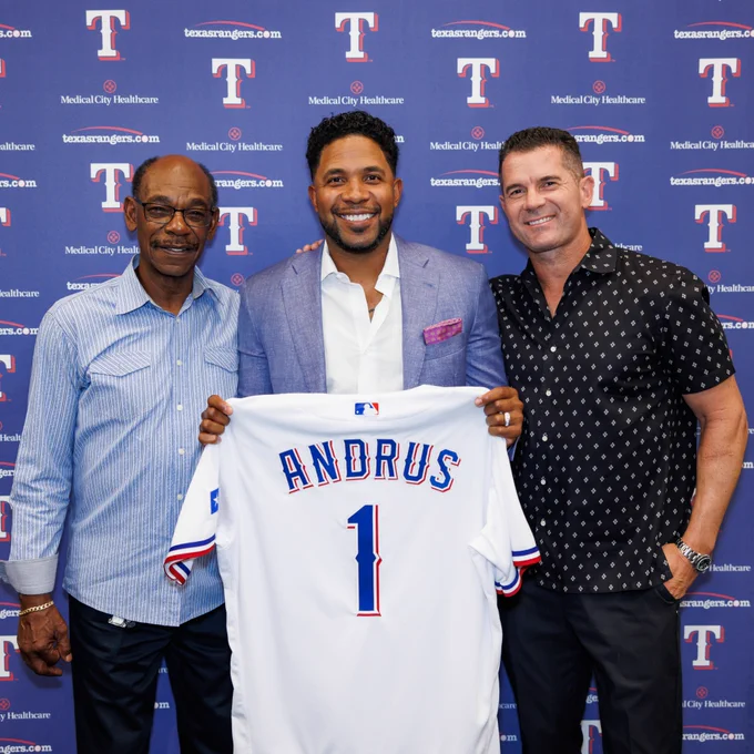 Elvis Andrus with former Rangers manager Ron Washington and Michael Young at his retirement press conference.