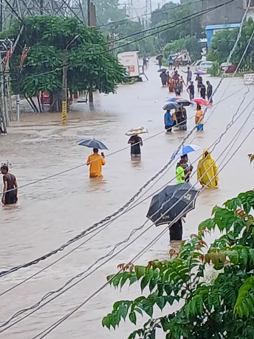 Prithaviraj Nagar, Jaipur flooded after rain due to no drainage.