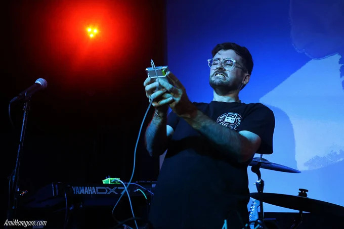 2XAA plays gameboy n stage