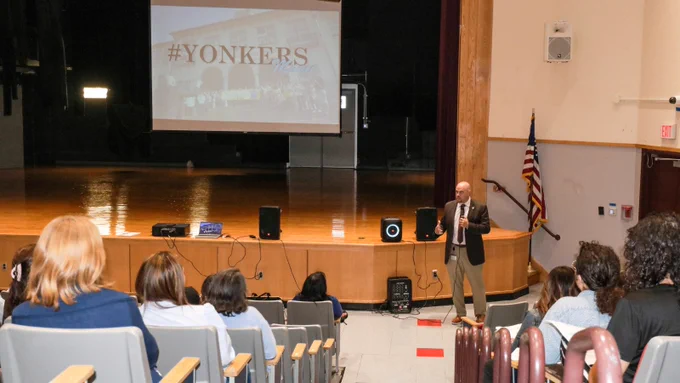 Today, we welcomed new teachers to #YonkersPublicSchools for Day 1 of V.I.S.I.O.N.S. (Viable Instructional Strategies in Orienting New Staff) training. Over three days, they'll participate in workshops, meet with central office leaders, and prepare for their new roles. Off to a great start - welcome to #Yonkers!