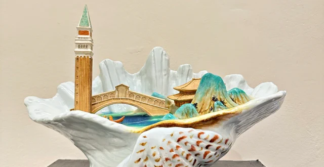 Opera in ceramica che raffigura il campanile e il ponte di Rialto di Venezia all'interno di una conchiglia bianca - Mostra della Ceramica