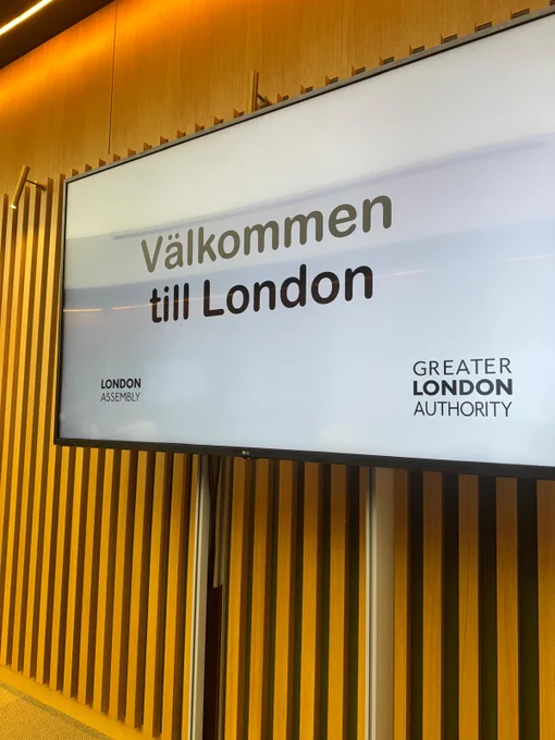 A sign reads welcome to London, written in Swedish