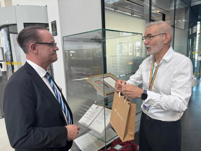 Andrew Boff presents a gift bag to a representative from the Association of Swedish local authorities (SALAR)