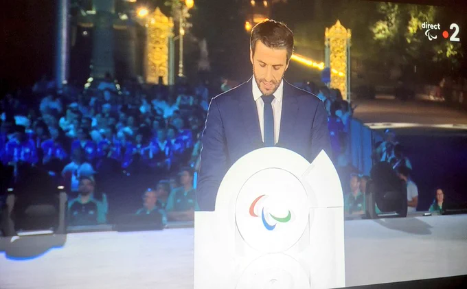Image tirée du direct de France2. Le president du comité d'organisation des jeux paralympiques, en plein discours d'ouverture. Pas de vélotypie, pas de sous titrage, pas d'interpretation en LSF.