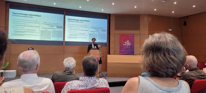 Photo de Benoît Sagot pendant sa présentation.