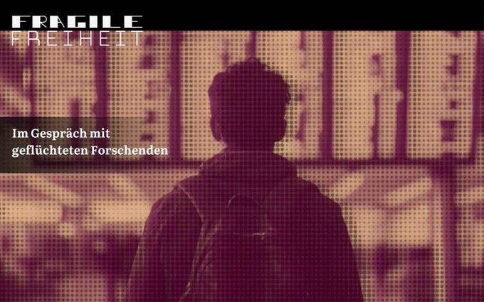 Eine Person ist von hinten abgebildet. Text: Fragile Freiheit. im Gespräch mit geflüchteten Forschenden. 