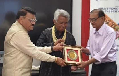 इंडोनेशिया के डिप्टी एम्बेसडर एवं इकोनामिक काउंसेलर  के साथ बायलैटरल ट्रेड एवं रिलेशनशिप के बारे में ,इकोनामी एंड ट्रेड इन्वेस्टमेंट अपॉर्चुनिटी के बारे में विस्तृत में जानकारी प्रदान की  गई  एवं इंडोनेशिया में होने वाले ट्रेड फेयर 9 अक्टूबर से 12 अक्टूबर 2024 मध्य प्रदेश  रीजन के औद्योगिक एवं व्यवसाईयों को ट्रेड फेयर में भाग लेने के लिए आमंत्रित किया ।
        उपरोक्त कार्यक्रम में एग्रीकल्चर से संबंधित फॉर्मा से संबंधित टेक्सटाइल से संबंधित इंजीनियरिंग से संबंधित विषयों पर भी विस्तृत में जानकारी प्रदान की  गई।
कार्यक्रम में मालवा चेंबर के श्री विरेन्द्र पोरवाल, श्री जी एन शर्मा जी, श्री सर्च कुमार कौल , software इंडस्ट्री से श्री अर्पित बड़जात्या जी , केट के रमेश गुप्ता जी,  फार्मा संगठन के श्री दर्शन कटारिया जी,   टैक्सटाइल एसोसिएशन की श्रीमती प्रीति सर्वा जी एग्रीकल्चर एक्सपोर्टर श्री मुकेश बंसल जी पीथमपुर औद्योगिक संगठन के श्री गौतम कोठारी जी और अन्य नीरज विजयवर्गी जी, तपन जी, डॉक्टर सराफ साहब डॉ डीसी जैन, मैडम बिरजू पटेल, आदि उपस्थित थे तथा उन्होंने अपने-अपने विचार व्यक्त किए।
 