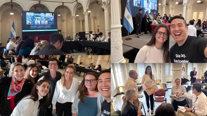 Cuatro imágenes de CLAYSS muestran sesiones de conferencias, selfies grupales con amigos, mesas redondas y más.