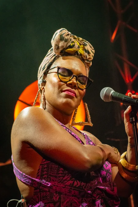 China Moses, en représentation lors du festival de jazz de La Petite Pierre, en été 2023.