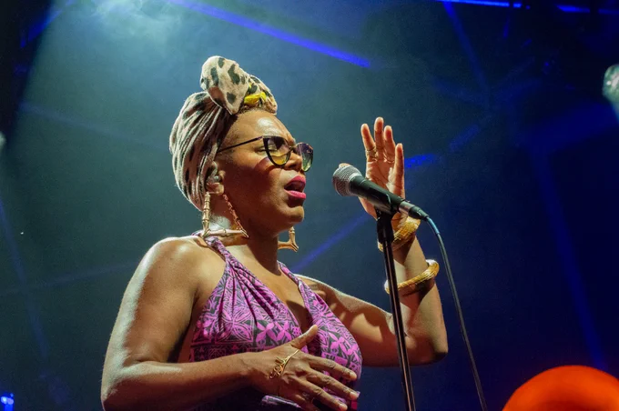 China Moses, en représentation lors du festival de jazz de La Petite Pierre, en été 2023.