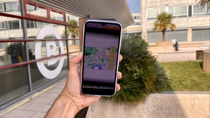 Un téléphone avec l'application LILU sur le campus Pont-de-Bois
