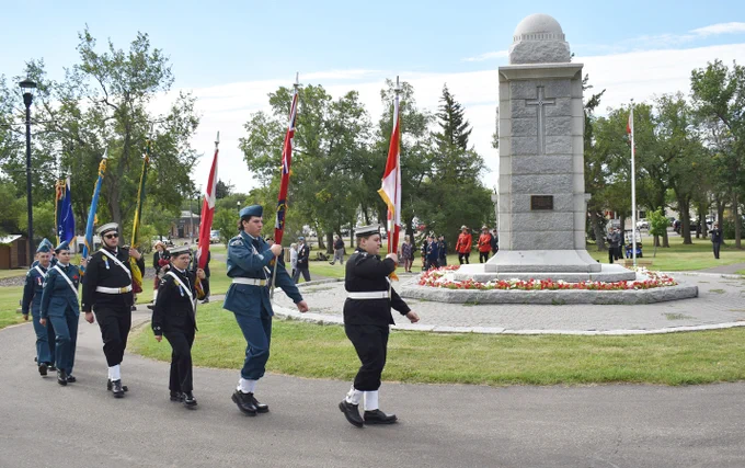 The colour party leads the parade group around the Memorial Park cenotaph for the start of the commemorative ceremony in Swift Current, Aug. 31.
Matthew Liebenberg/Prairie Post