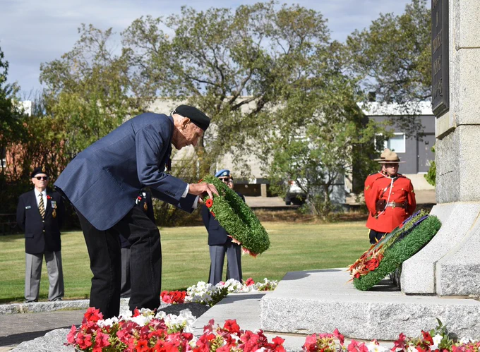 Second World War veteran John Watson places a wreath at the cenotaph during the ceremony.
Matthew Liebenberg/Prairie Post