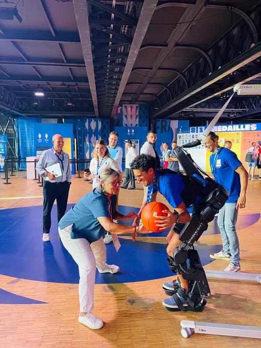 Sylvie Retailleau lors d’une initiation au basket.