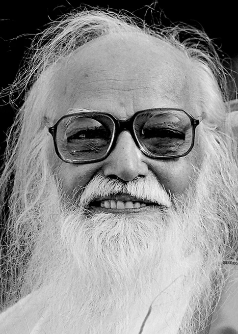 09-09-2024

அன்பர்களின் கேள்விகளும் அருள்தந்தையின் பதில்களும்

❓ கேள்வி: சுவாமிஜி! கருமையம், மனம், உள்ளம், நெஞ்சம், அகம், ஆன்மா இவற்றின் வேறுபாட்டை விளக்க வேண்டுகிறேன்.

✅ பதில்: (1) தூல உடலுக்கு(Physical Body) மையமான விந்து நாதம்,
(2) சூக்கும உடலுக்கு (Astral Body) மூலமான உயிர்த்துகள்கள்,
(3) காரண உடலுக்கு(Causal Body) மூலமான சீவகாந்தம் இவை மூன்றும் இணைந்து தான் கருமையம் (Genetic Centre) உயிரினத்தின் பெருமையும், சிறப்பும் இந்தக் கருமையத்தில் தான் அமைந்துள்ளது.

உயிர்மையத்துள் அமைந்துள்ள அறிவானது உயிரின் சுழற்சியால் எழும் விரிவலையான காந்த அலை மூலம் புலன்கள் வழியாகப் பொருளோடு தொடர்பு கொள்ளும் போது அந்த அறிவையே மனம் என்கிறோம்.

அகம் என்பதும், நெஞ்சம் என்பதும், உள்ளம் என்பதும், ஆன்மா (Soul) என்பதும் கருமையத்தையே குறிக்கும். மனிதன் உடலாலும், மனத்தாலும் செய்யும் செயல்கள் அனைத்தும் பதிவாகி, வித்தில் மரம் போல் இருப்பு வைக்கப்படும் இடம் கருமையம்.

வாழ்க வளமுடன்!

அருள்தந்தை வேதாத்திரி மகரிஷி

(நாளையும் தொடரும்)
K.Pudur MVKM Trust, Madurai - https://twitter.com/VethathiriGnana
🔔 ▶️www.youtube.