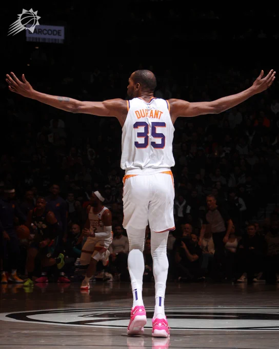 Kevin Durant holds out his arms