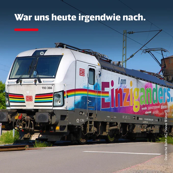 Eine Lok mit Sonderbemalung in Regenbogenfarben und dem Schriftzug "Einziganders". Text: War uns heute irgendwie nach.