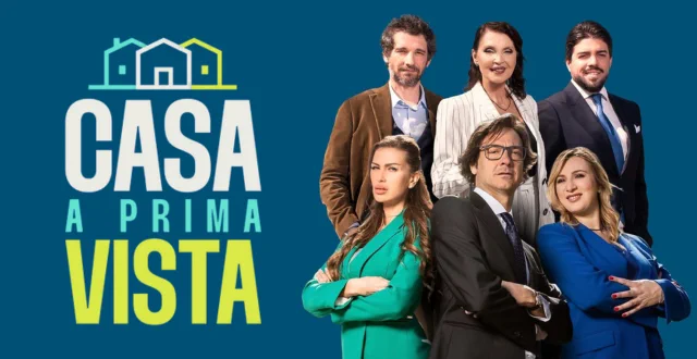 sei persone, tre uomini e tre donne, vestiti eleganti in posa su sfondo blu - Casa a prima vista