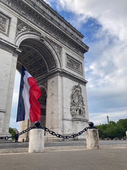 Grand pavois tricolore sous l'Arc de triomphe pour la Journée natioanle d'hommage aux Harkis