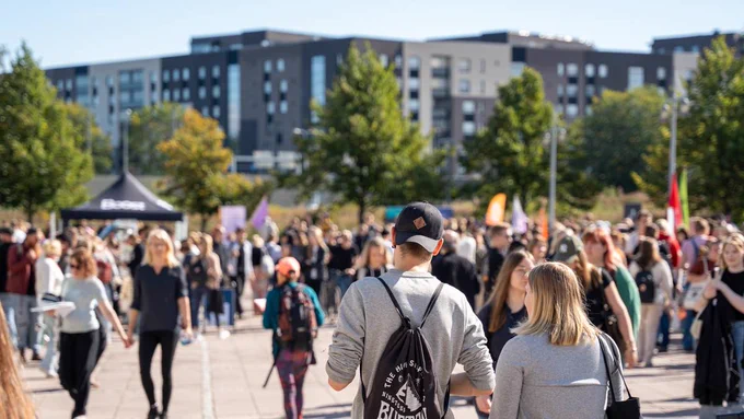 Yliopistolaiset kokoontuivat avajaiskarnevaaleille alakampukselle.