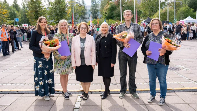 Avajaispäivänä palkittiin yliopistolaisia. Kuvassa rehtori Marjo Kaartisen ja vararehtori Piia Björnin kanssa vuoden opettaja Teemu Hynninen, vuoden ohjaaja Anu Ikonen-Kullberg, vuoden kieliteoksi valitun KieliVertailu-työvälineen työryhmää sekä vuoden sidosryhmäyhteistyöpalkinnon saaneen Vau, mikä vaikutus! -podcastin tekijätiimi Laura Niemi ja Outi Nurmela. (nimet ei kuvan järjestyksessä)