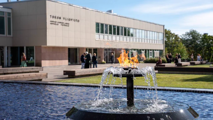 Yliopiston päärakennus iltapäivällä 3.9.2024.