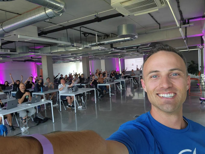 Kent selfie with 40 workshop attendees 