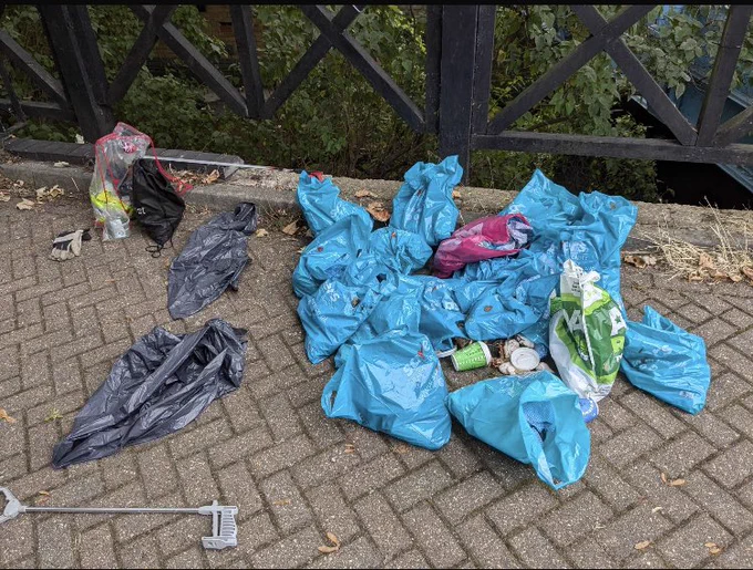 18 bags of waste retrieved today by one of our volunteers from the banks of the #RiverQuaggy on the upper #LeeHighRoad, opposite the Duke of Edinburgh pub near #LeeGreen.

There’s a clear pattern to this dumping of shopping bags stuffed with spoiled bandages, cotton wool and plasters, and take away coffee cups and lids.
 
This dumping has been going on for well over a year. 

We removed 200  bags from the same spot on 8/1/24.