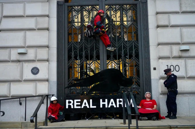 Greenpeace activists shut down Unilever’s HQ in Central London following the firm’s ongoing failure to tackle their overwhelming plastic pollution