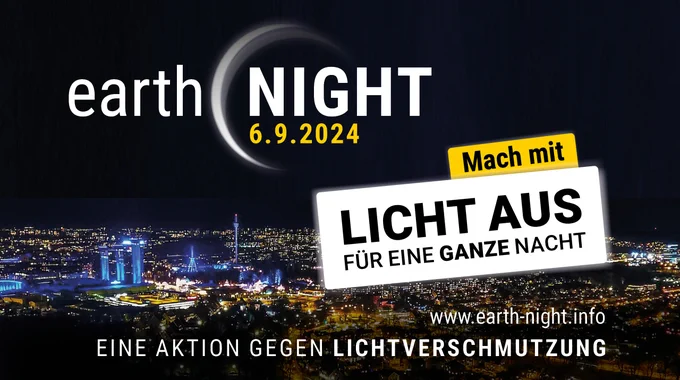 Ankündigungsbild der Earth Night am 6. September 2024 mit einer Nachtausnahme der hellen Lichter einer Großstadt und dem Schriftzug "Licht aus! Für eine ganze Nacht. Eine Aktion gegen Lichtverschmutzung"