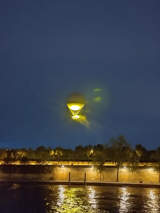 Vasque olympique et Paralympique dans le ciel jusqu'au 7 septembre à Paris